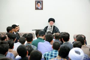 عیادت رهبر معظم انقلاب اسلامی از حضرت آیت‌الله مکارم شیرازی